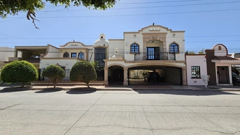 9_3040 | CASA EN VENTA de 5 recámaras, recámara en planta baja Fracc. Del Real en Los Mochis | GCI Bienes Raíces