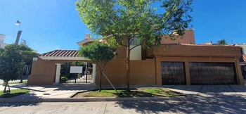 13_2419 | En Venta hermosa y amplia Residencia, Colonia Scally. | GCI Bienes Raíces